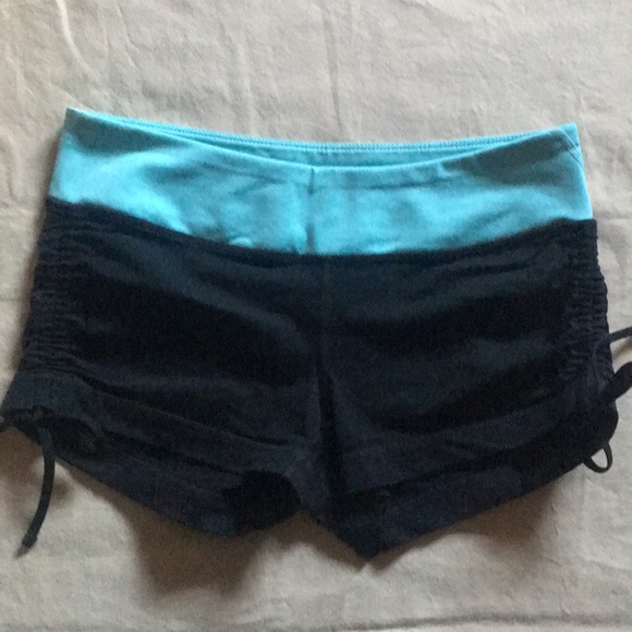 Gap fit workout shorts - Picture 2 of 4